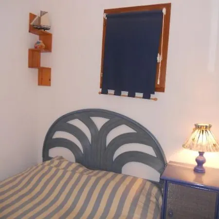 One-Bedroom Apartment With Sea View 99 شقة آجد